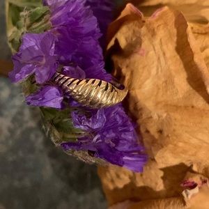 Vintage stamped 10k gold shrimp croissant style dome ring
